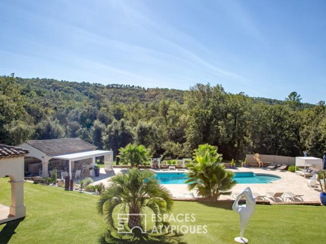 Villa d'Exception en Domaine Sécurisé: Une Oasis de Verdure avec Piscine XXL