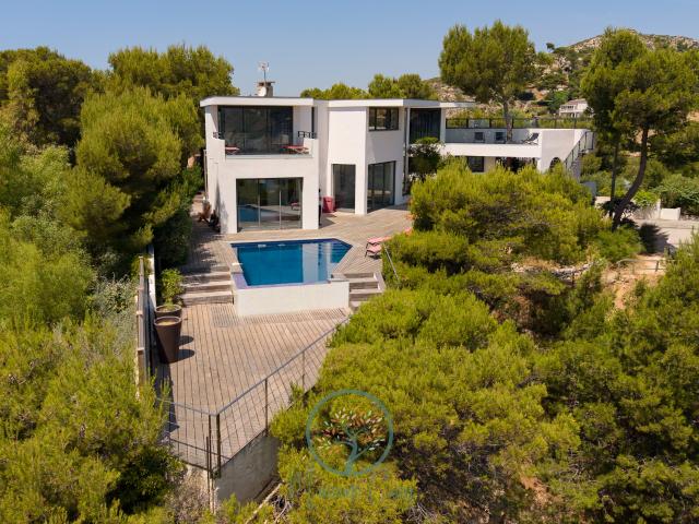 Villa d'exception en première ligne sur la Côte Bleue