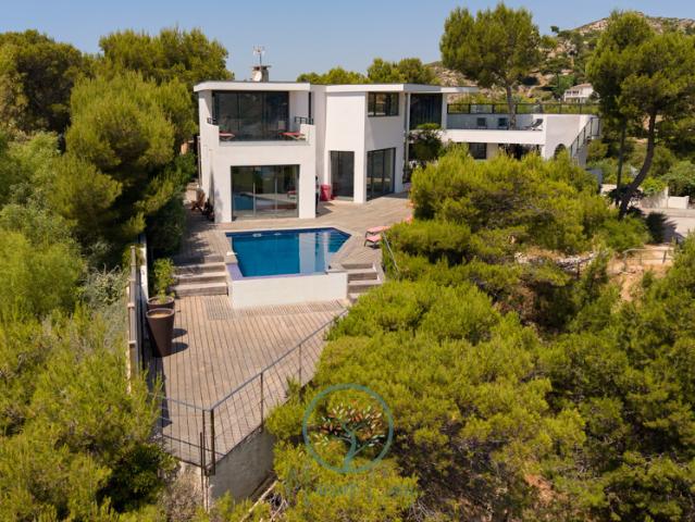 Villa d'exception en première ligne sur la Côte Bleue