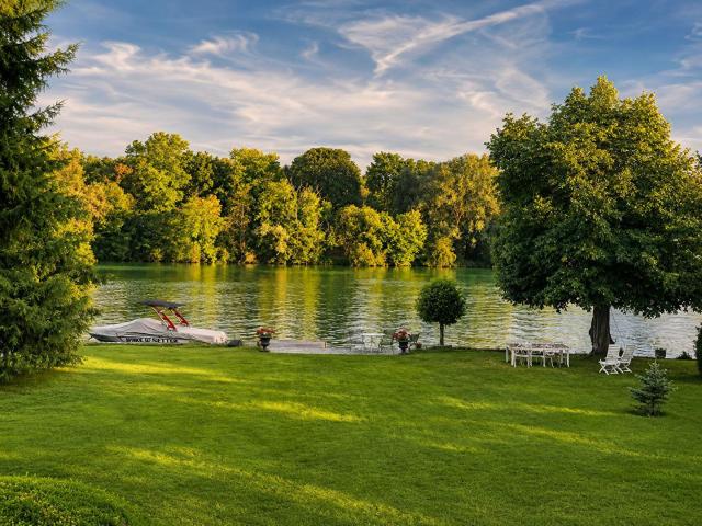 Villa d'exception les pieds dans l'eau 150 m2 Ponton privé, piscine et terrain paysager de 2 097 m2 ? Nandy 77 à 35 min de Paris