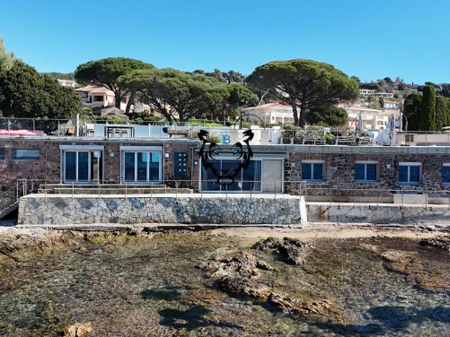 Villa d'exception pieds dans l'eau Vue mer imprenable