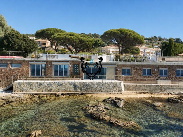 Villa d'exception pieds dans l'eau Vue mer imprenable