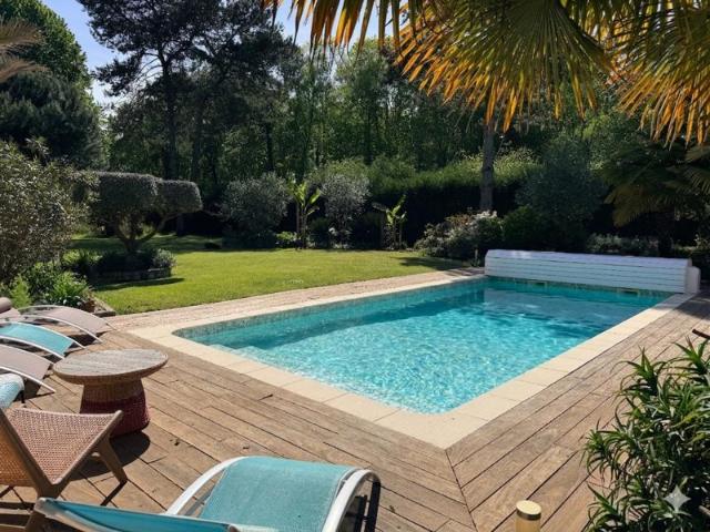 Villa d'Exception: Volumes et Lumière sur 4000 m2