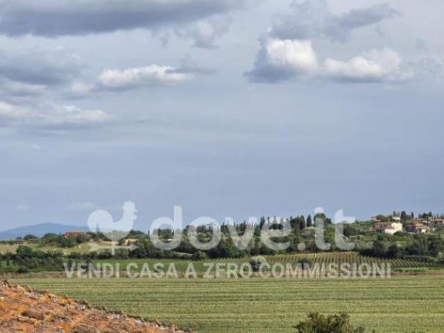 Villa di 400 m con più di 5 locali e box auto in vendita a Montepulciano