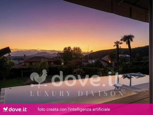 Villa di 380 m con più di 5 locali e box auto in vendita a Colverde