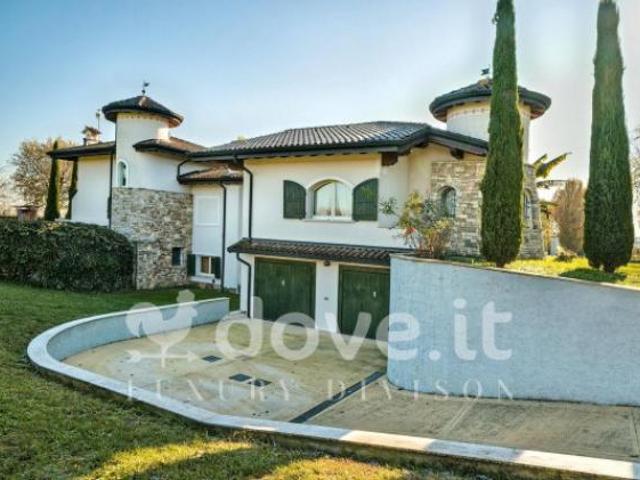 Villa di 400 m con più di 5 locali in vendita a Martinengo