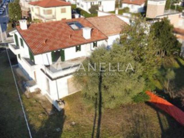 Villa di 450 m con più di 5 locali e box auto doppio in vendita a Castelfranco Veneto