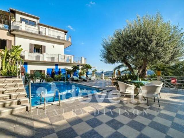 Villa di 550 m con più di 5 locali in vendita a Graniti