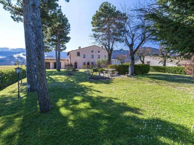 Villa di 550 mq in vendita Cagli, Marche