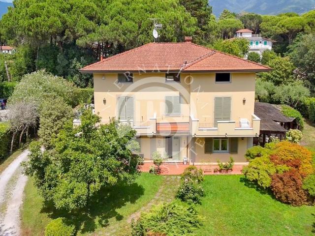 Villa di 695 mq in vendita Massa, Italia