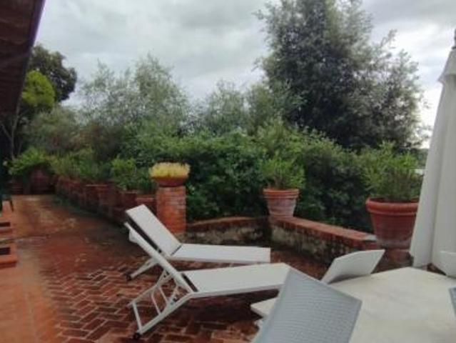 VILLA di 6 vani e di 110 mq PIETRASANTA rif. P318