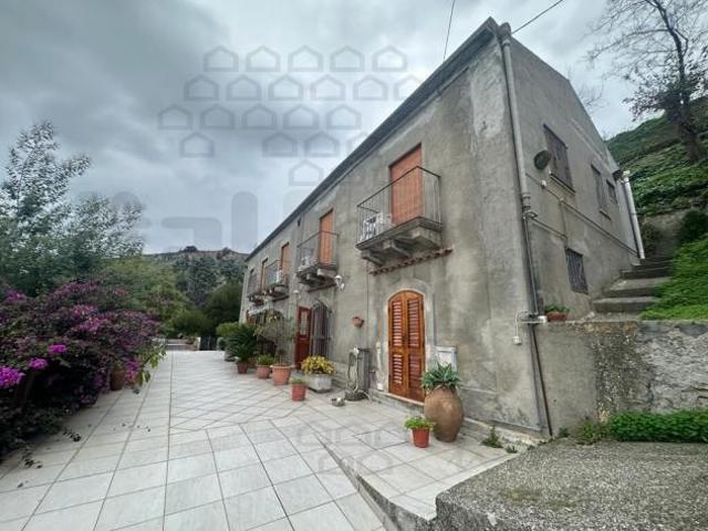 VILLA di 6 vani e di 250 mq VILLAFRANCA TIRRENA rif. 2VS17036