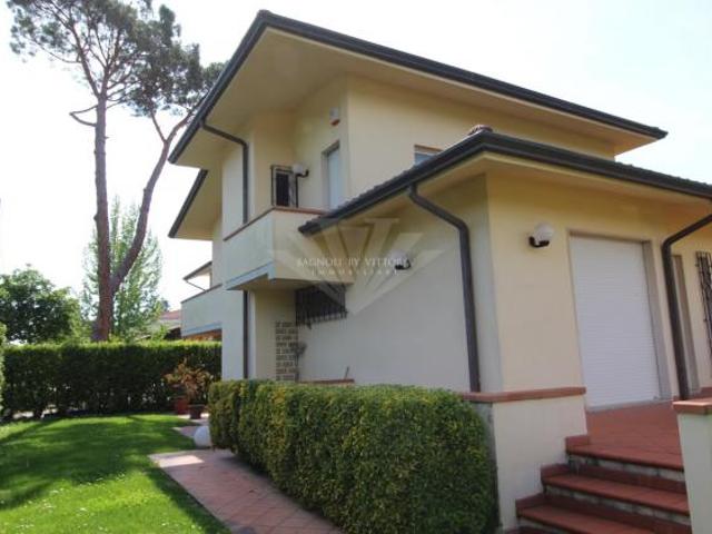 VILLA di 7 vani e di 120 mq PIETRASANTA rif. 1366/AFF