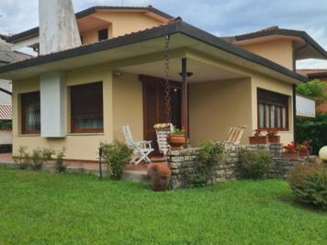 VILLA di 7 vani e di 240 mq PIETRASANTA rif. MP887