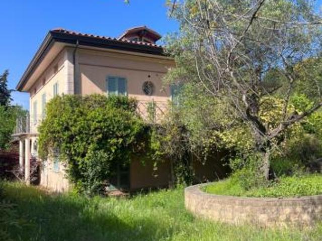 VILLA di 7 vani e di 390 mq MASSAROSA rif. S1