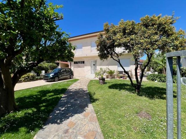 VILLA di 8 vani e di 180 mq PIETRASANTA rif. 1552