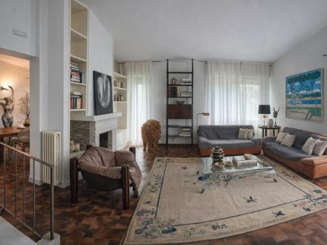 VILLA di 8 vani e di 200 mq CAMAIORE rif. 2000