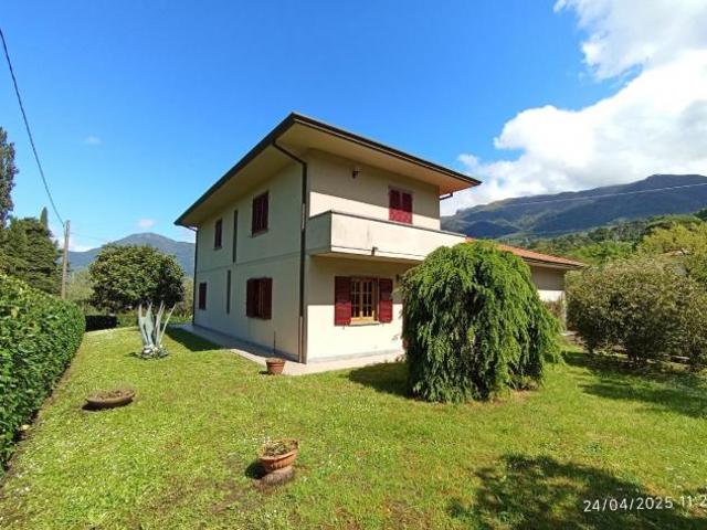 VILLA di 9 vani e di 360 mq CAMAIORE rif. 1041