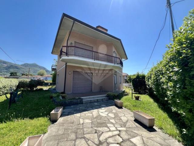 VILLA di 13 vani e di 200 mq PIETRASANTA rif. 185/VVE