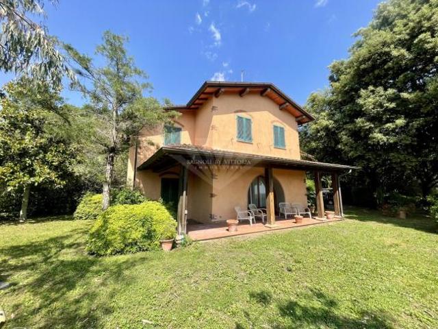 VILLA di 10 vani e di 240 mq PIETRASANTA rif. 302
