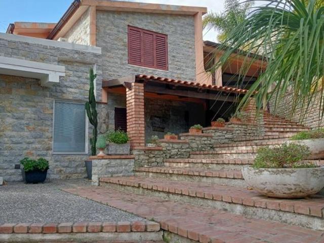 VILLA di 10 vani e di 300 mq SAN LORENZO rif. 2VS17496