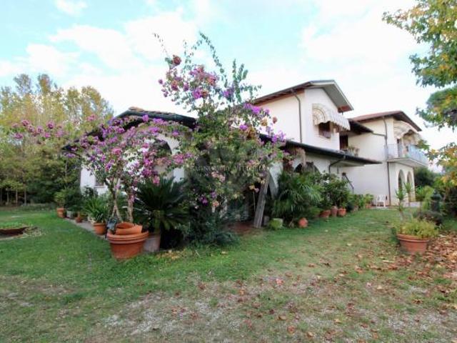 VILLA di 10 vani e di 350 mq PIETRASANTA rif. 114/VE