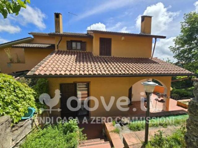 Villa di 110 m con 5 locali e box auto in vendita a Sarteano