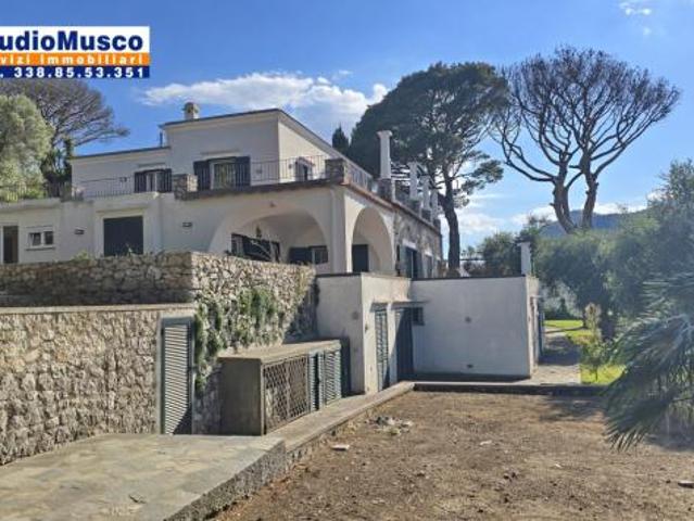 VILLA di 11 vani e di 231 mq CAPRI rif. CVVTP
