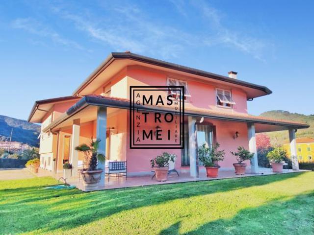 VILLA di 11 vani e di 300 mq PESCIA rif. 3220