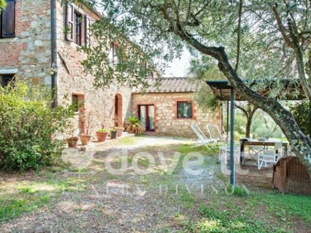 Villa di 1200 m con più di 5 locali in vendita a Asciano