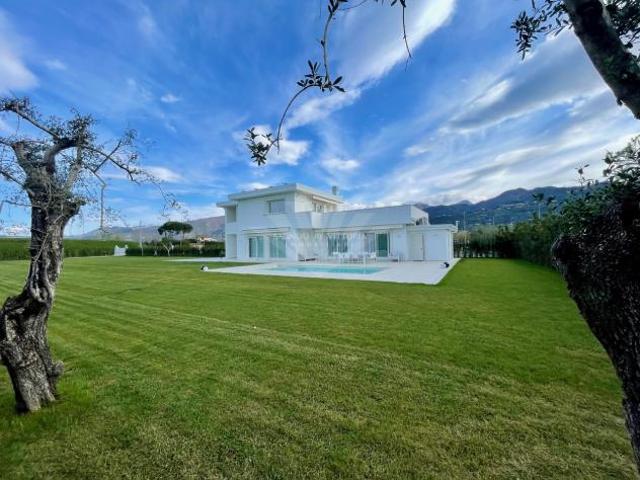 VILLA di 12 vani e di 180 mq PIETRASANTA rif. 442/VV