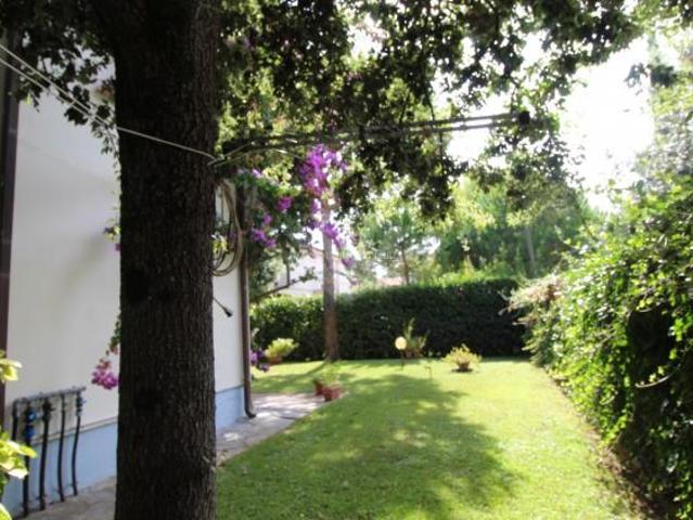 VILLA di 12 vani e di 180 mq PIETRASANTA rif. 260/VV