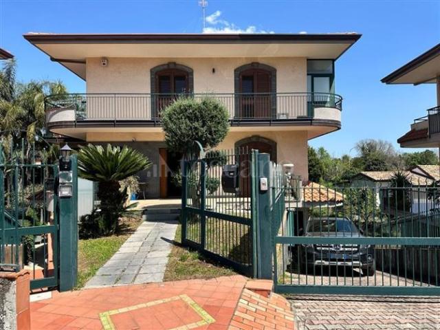 Villa Bifamiliare di 130 mq a Centro Aci Sant'Antonio