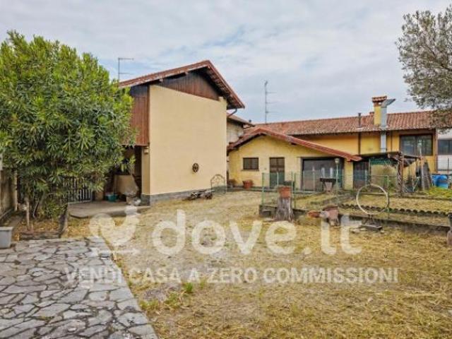 Villa di 144 m con 4 locali in vendita a Angera