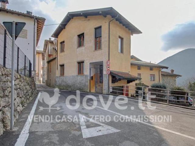 Casa indipendente di 164 m con 4 locali e box auto in vendita a Casazza