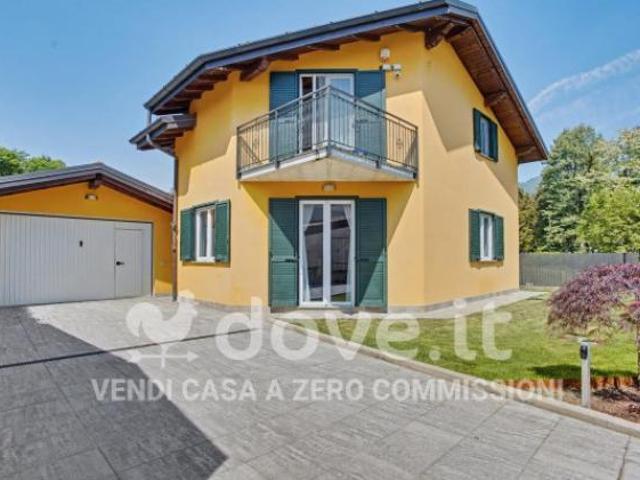 Villa di 170 m con 4 locali e box auto in vendita a Leggiuno