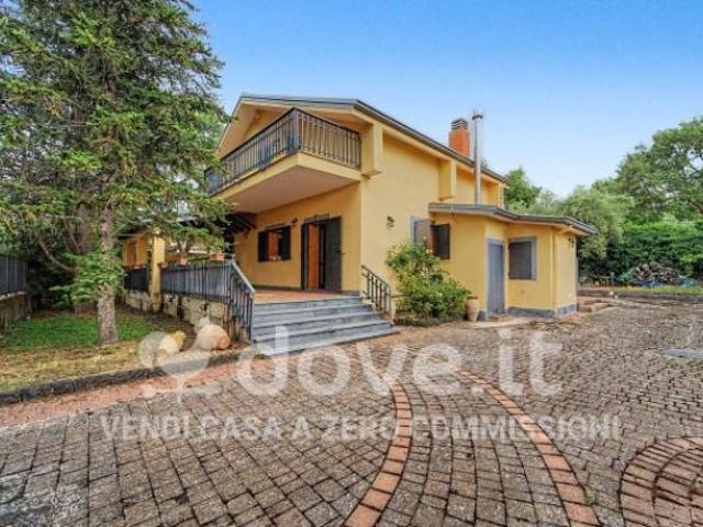 Villa di 170 m con 5 locali in vendita a Ragalna