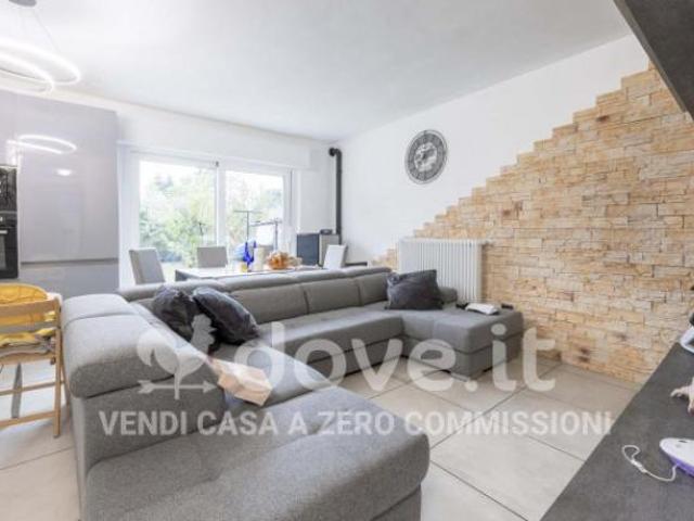 Villa di 180 m con più di 5 locali in vendita a Caravate