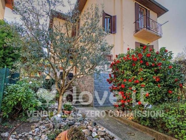 Villa di 183 m con 5 locali e box auto doppio in vendita a Como