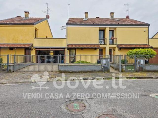 Villa di 187 m con 5 locali e box auto doppio in vendita a Oleggio