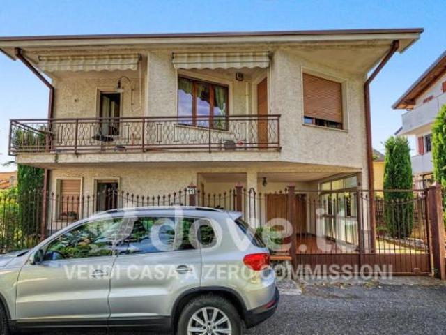 Villa di 200 m con più di 5 locali e box auto in vendita a Seregno