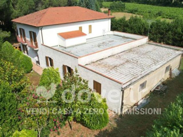 Villa di 200 m con più di 5 locali e posto auto in vendita a Castiglion Fiorentino [rif. DV 13938]