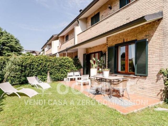 Villa di 209 m con 3 locali e box auto in vendita a Lentate sul Seveso