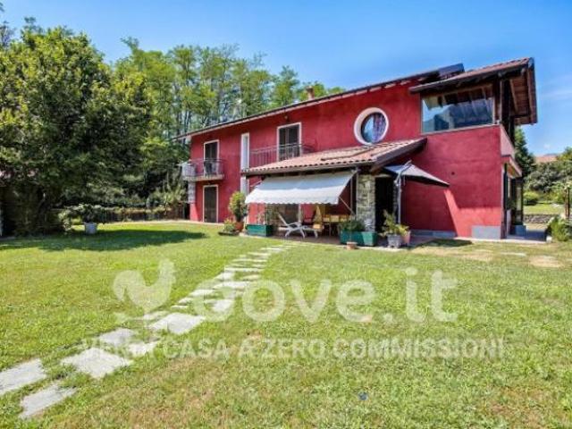 Villa di 210 m con 4 locali in vendita a Porto Valtravaglia