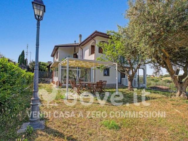 Villa di 210 m con più di 5 locali e box auto in vendita a Ciampino