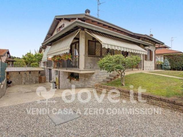 Villa di 220 m con 5 locali e box auto in vendita a Cavaria con Premezzo