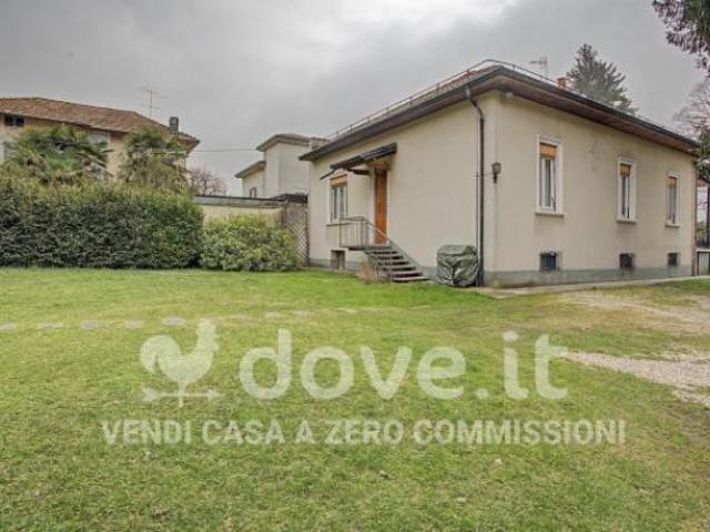 Villa di 220 m con 5 locali e posto auto in vendita a Arcisate