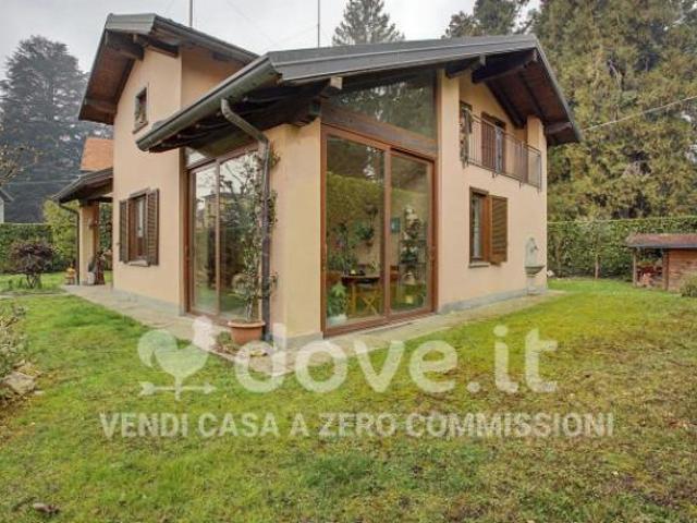 Villa di 220 m con più di 5 locali e box auto doppio in vendita a Varese