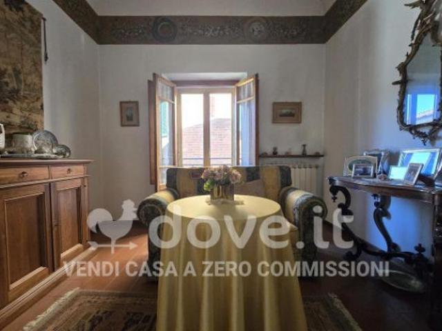Villa di 220 m con più di 5 locali e box auto in vendita a Montepulciano