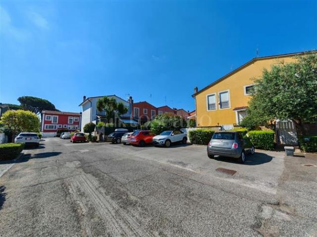 Villa Plurifamiliare di 220 mq a Axa, Casal Palocco, Infernetto Roma